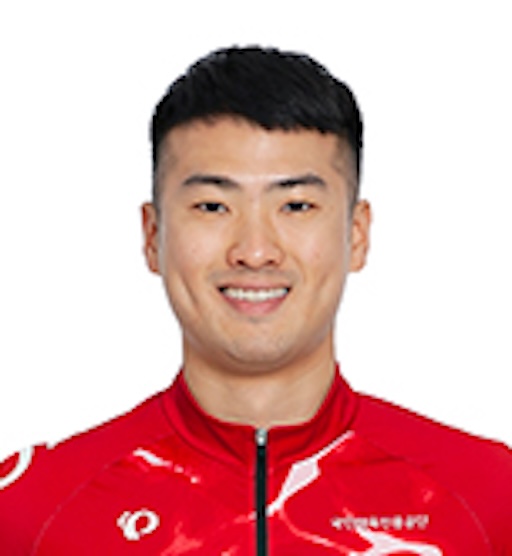 빨간색 유니폼을 입고 미소 짓고 있는 경륜 선수의 프로필 사진.