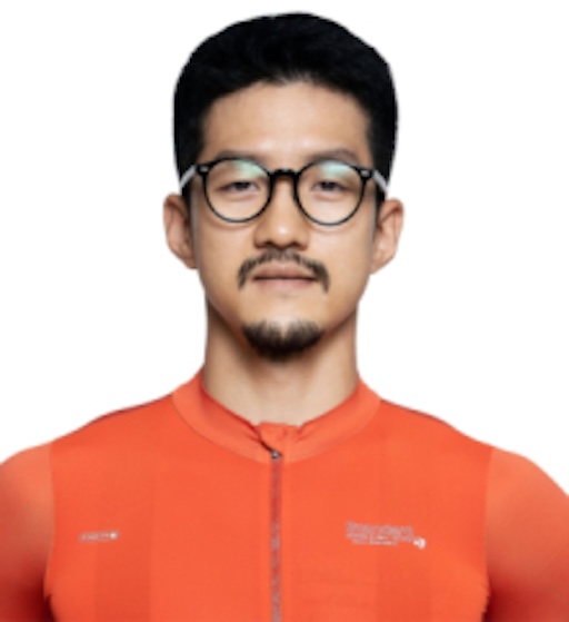 주황색 유니폼과 안경을 착용한 경륜 선수의 프로필 사진.