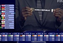 FIFA 2026 월드컵 조추첨 행사에서 관계자가 ‘Korea Republic(대한민국)’ 카드가 적힌 추첨용 패널을 들고 있는 장면