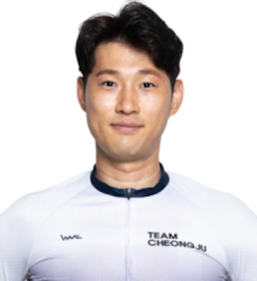 흰색 유니폼을 입고 정면을 바라보고 있는 경륜 선수의 프로필 사진.