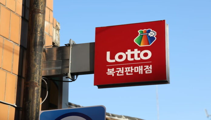 대한민국 로또 한국의 복권 판매점의 간판. 멀리서도 잘 보일 수 있도록 돌출 간판이 설치되어 있다.