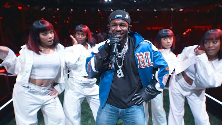 2025년 슈퍼볼 하프타임 쇼에서 열정적인 공연을 펼치는 켄드릭 라마