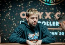 유럽을 대표하는 포커 플레이어 YoH Viral(요한 길베르)가 두 손을 모으고 있다