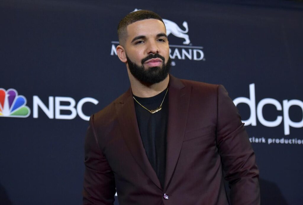 De bekende rapper Drake na het verlies van meer dan $8 miljoen aan sportweddenschappen