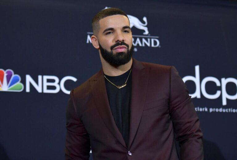 De bekende rapper Drake na het verlies van meer dan $8 miljoen aan sportweddenschappen