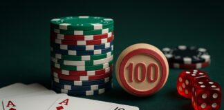 Pokerfiches, kaarten en dobbelstenen