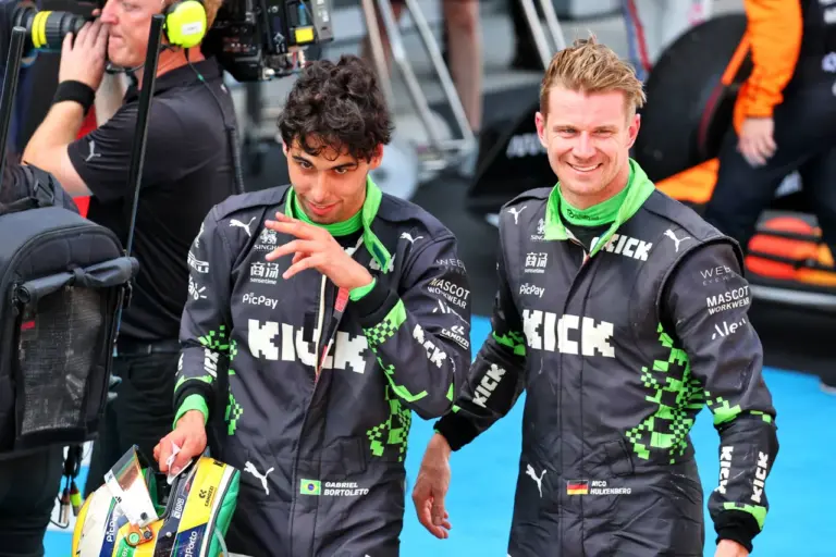 Nico Hulkenberg en Gabriel Bortoleto van Stake F1 met het prominente Kick logo op hun overalls.