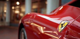 IJmuidenaar wint Ferrari in loterij maar twijfelt - ziet vooral zorgen