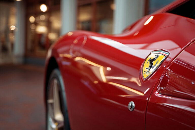 IJmuidenaar wint Ferrari in loterij maar twijfelt - ziet vooral zorgen