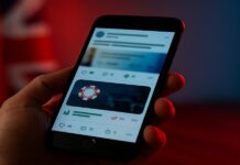 telefoon met gokreclames op social media