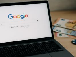 laptop met Google startscherm en casino fiches