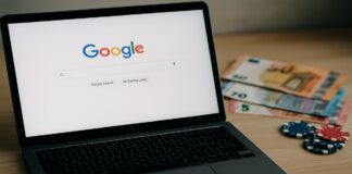 laptop met Google startscherm en casino fiches