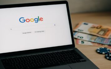 laptop met Google startscherm en casino fiches