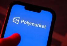 Ksa legt zware dwangsom op: Polymarket moet Nederland uit Polymarket logo op telefoon