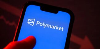 Ksa legt zware dwangsom op: Polymarket moet Nederland uit Polymarket logo op telefoon