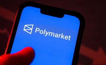 Ksa legt zware dwangsom op: Polymarket moet Nederland uit Polymarket logo op telefoon