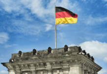 Duitse toezichthouder: illegale gokmarkt kleiner dan gedacht Duitse vlag wappert bovenop een gebouw