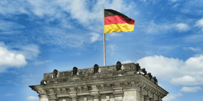 duitse-vlag Duitse vlag wappert bovenop een gebouw