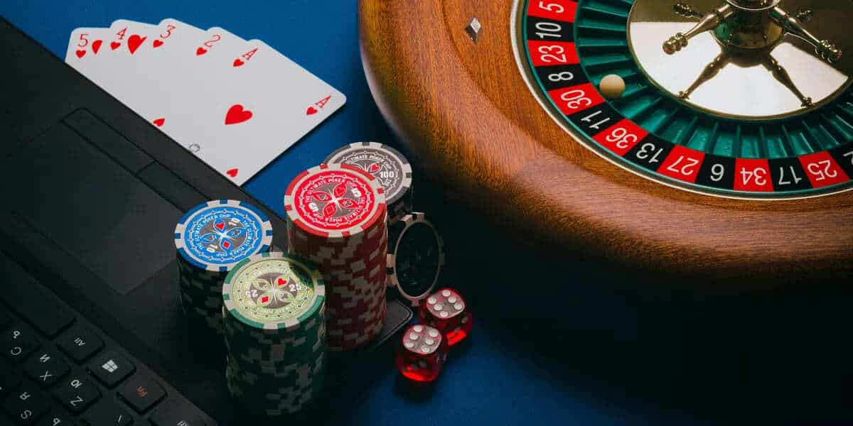 Roulette tafel met chips en speelkaarten