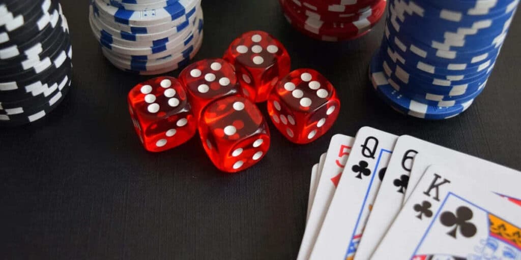 foto van speelkaarten dobbelstenen en casino chips