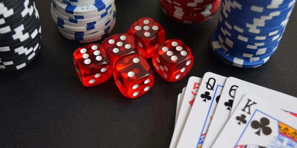 foto van speelkaarten dobbelstenen en casino chips