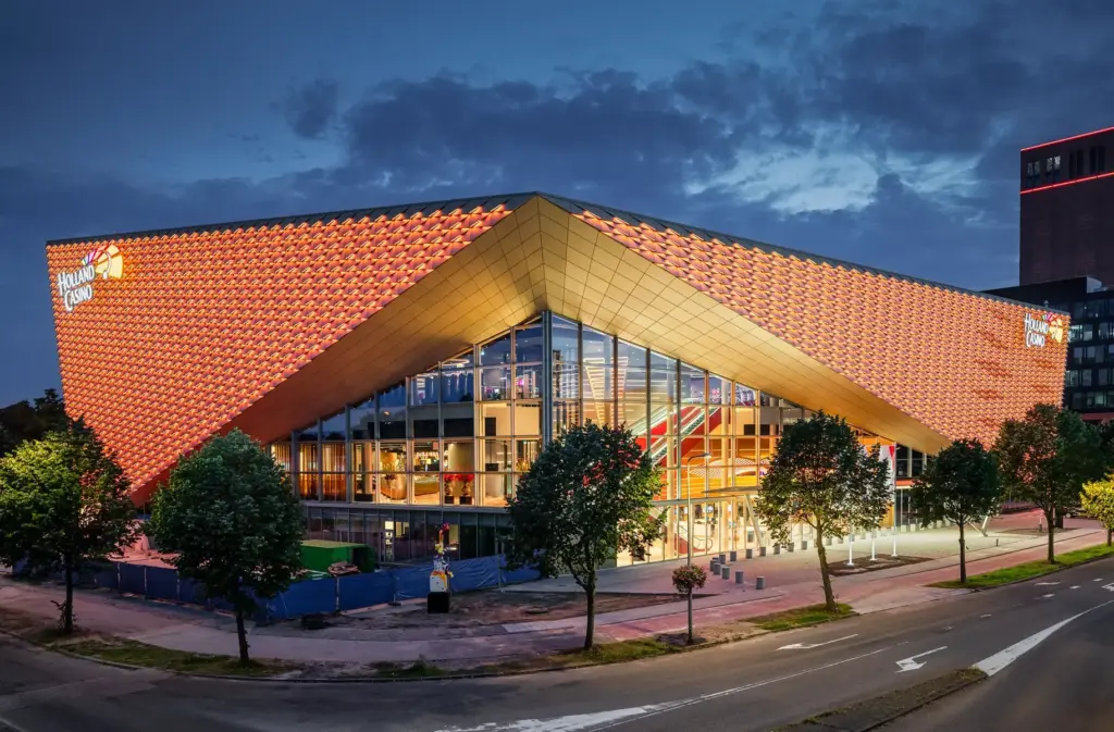 Holland Casino Utrecht building at dusk with modern architecture.