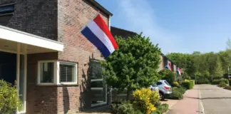 Flera radhus och nederländska flaggor som vajar.