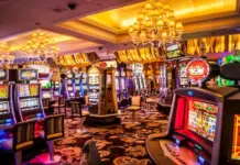 Färgglada spelautomater och blinkande lampor i ett casino med lyxiga mattor och taklampor.