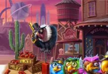 Tecknad gam med hatt och pistol svävar över dynamit, kaktus och färgglada fåglar i en vilda västern-stad