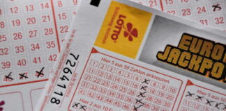 Närbild på lottokuponger med markerade nummer för Eurojackpot.