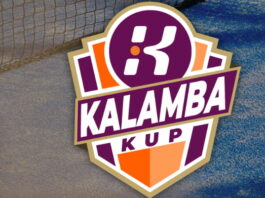 Logotyp för Kalamba Kup med lila, orange och vit färg, på en tennisplan i bakgrunden.