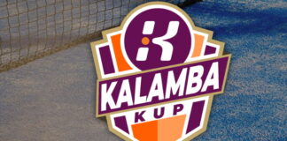Logotyp för Kalamba Kup med lila, orange och vit färg, på en tennisplan i bakgrunden.