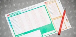 Europatipset-kupong med penna redo att fyllas i på ett bord.