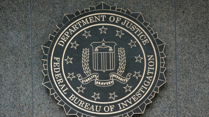 fbi-slår-till-mot-maffia FBI:s emblem i metall med texten Department of Justice Federal Bureau of Investigation på vägg.