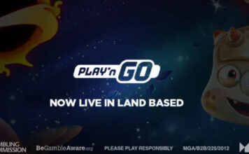Play’n GO-logotyp med texten "Nu live på landbaserade casinon" mot färgglad bakgrund.