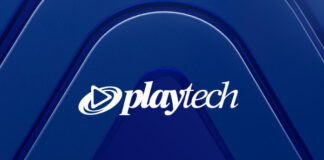 Playtech-logotyp i vitt mot en blå bakgrund med stiliserade linjer i 3D-effekt.
