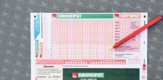 Kupong för Europatipset och Topptipset med röd penna placerad på spelfältet.