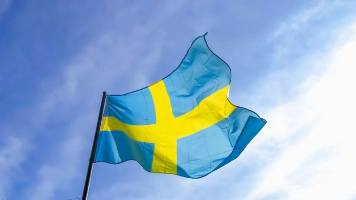 atg-ser-ökad-kanaliseringsgrad Svenska flaggan som vajar mot en klar blå himmel.