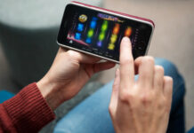 Debatt om bonusförbud på svensk spelmarknad Person spelar en färgglad slot på mobiltelefon i ett avslappnad hemmamiljö.