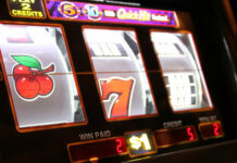 Viktig ändring för casinobranschen: SIFS 2025:1 ersätter LIFS 2018:9 Närbild på en spelautomat med körsbär och sjua på hjulen samt belyst display.