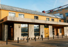 Rättegången mot ”Chrippa” inledd i Linköpings tingsrätt En gul byggnad vid en domstol/tingsrätt med entré och svart stolpar framför.