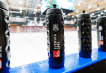 Svenska Spel avslutar sponsorskap i HockeyAllsvenskan Vattenflaskor med Svenska Spel-logotypen uppställda vid sargen på en ishockeyrink.