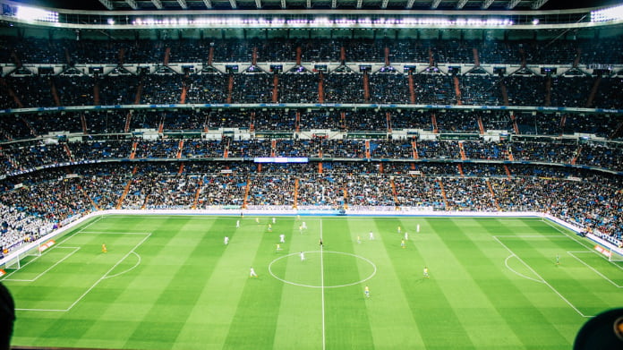 sverige-ukraina-i-vm-playoff Fullsatt fotbollsstadion med pågående match sedd uppifrån, spelare spridda över den gröna planen.