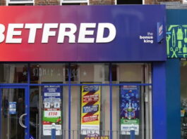 Betfred döms betala 9,5 miljoner för AML- och spelansvarsbrister Betfred-butik med röd-blå skylt och reklam i fönstren på en brittisk gata.
