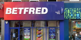 Betfred döms betala 9,5 miljoner för AML- och spelansvarsbrister Betfred-butik med röd-blå skylt och reklam i fönstren på en brittisk gata.