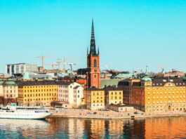BOS-chefen sågar ATG:s förslag om höjd spelskatt Riddarholmen i Stockholm med Riddarholmskyrkan och vatten i förgrunden.