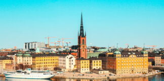 BOS-chefen sågar ATG:s förslag om höjd spelskatt Riddarholmen i Stockholm med Riddarholmskyrkan och vatten i förgrunden.