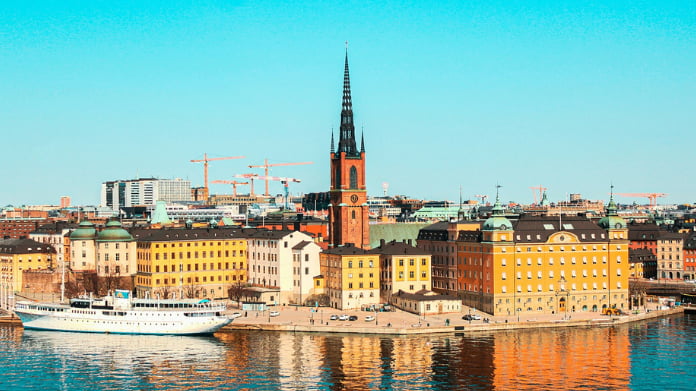 bos-sågar-atgs-förslag Riddarholmen i Stockholm med Riddarholmskyrkan och vatten i förgrunden.