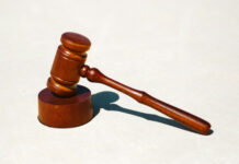 Influencern ”Chrippa” döms till fängelse för grova ekobrott Domarklubba i trä liggande på ljus yta, symbol för rättsprocess eller domslut