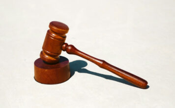 Influencern ”Chrippa” döms till fängelse för grova ekobrott Domarklubba i trä liggande på ljus yta, symbol för rättsprocess eller domslut